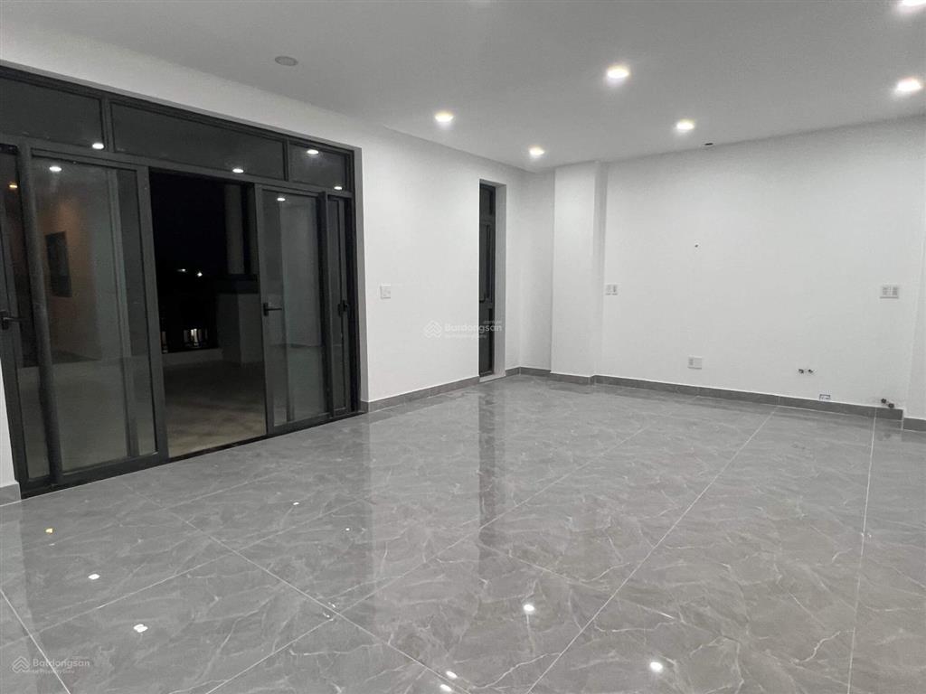 Hot! cho thuê nhà phố 7x20, 1 hầm 5 tầng đã ngăn sẵn kính, có thang máy giá tốt