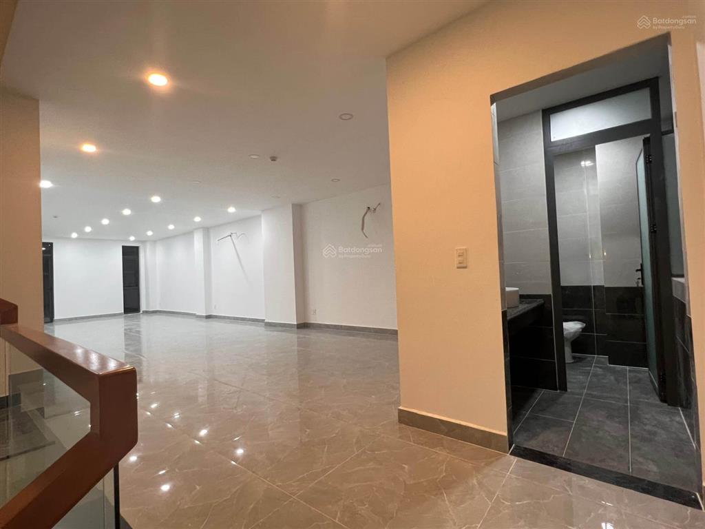 Hot! cho thuê nhà phố 7x20, 1 hầm 5 tầng đã ngăn sẵn kính, có thang máy giá tốt