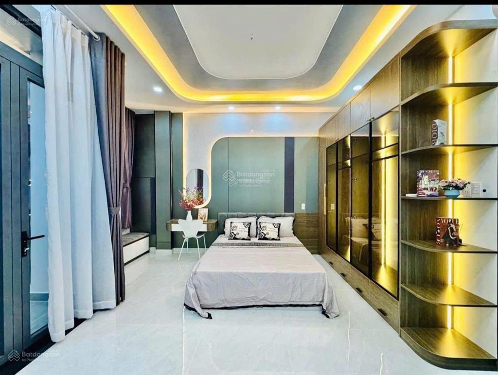 Chủ nhà kẹt tiền bán nhà 55m2 xây 4 tầng đườn 3/2, q10. gần ngã bảy lý thái tổ. hẻm 6m