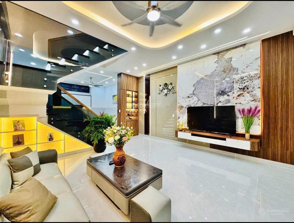 Chủ nhà kẹt tiền bán nhà 55m2 xây 4 tầng đườn 3/2, q10. gần ngã bảy lý thái tổ. hẻm 6m