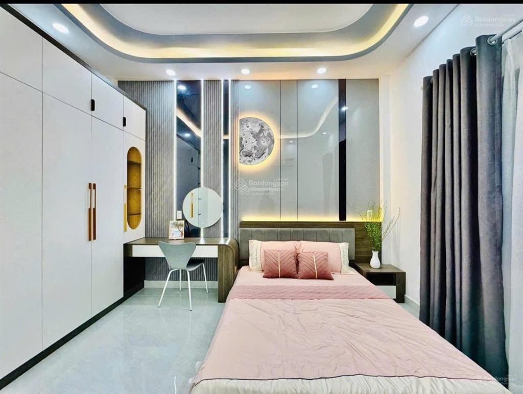 Chủ nhà kẹt tiền bán nhà 55m2 xây 4 tầng đườn 3/2, q10. gần ngã bảy lý thái tổ. hẻm 6m