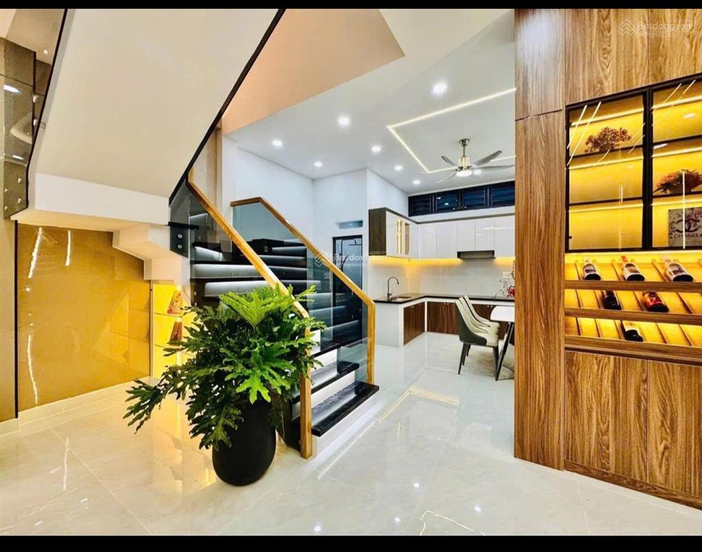 Chủ nhà kẹt tiền bán nhà 55m2 xây 4 tầng đườn 3/2, q10. gần ngã bảy lý thái tổ. hẻm 6m