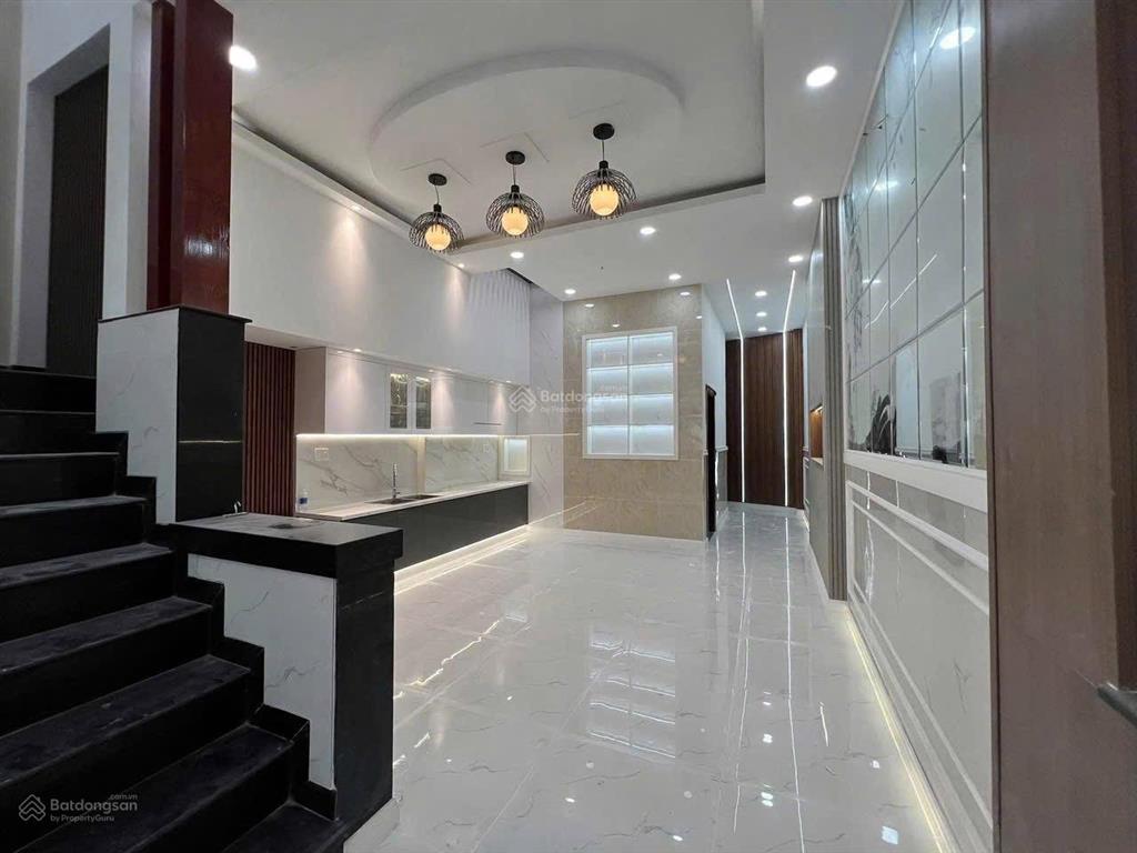 Bán nhà 43m² xây 2 tầng đường phạm văn đồng, bình thạnh. gần emart. hẻm 4m. sổ riêng
