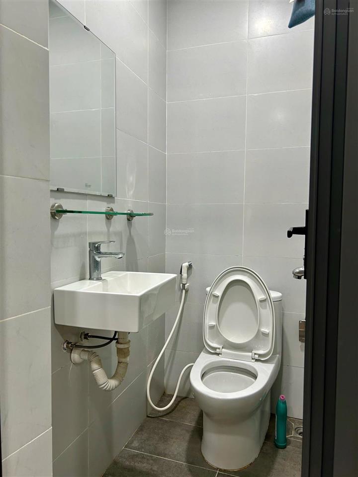Cho thuê căn hộ studio cửa sổ thoáng, thang máy hầm xe, ngay gần khu chợ bà chiểu