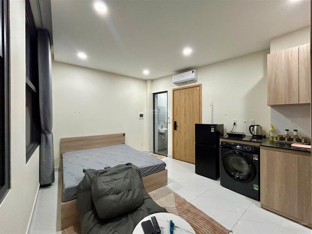 Cho thuê căn hộ studio cửa sổ thoáng, thang máy hầm xe, ngay gần khu chợ bà chiểu