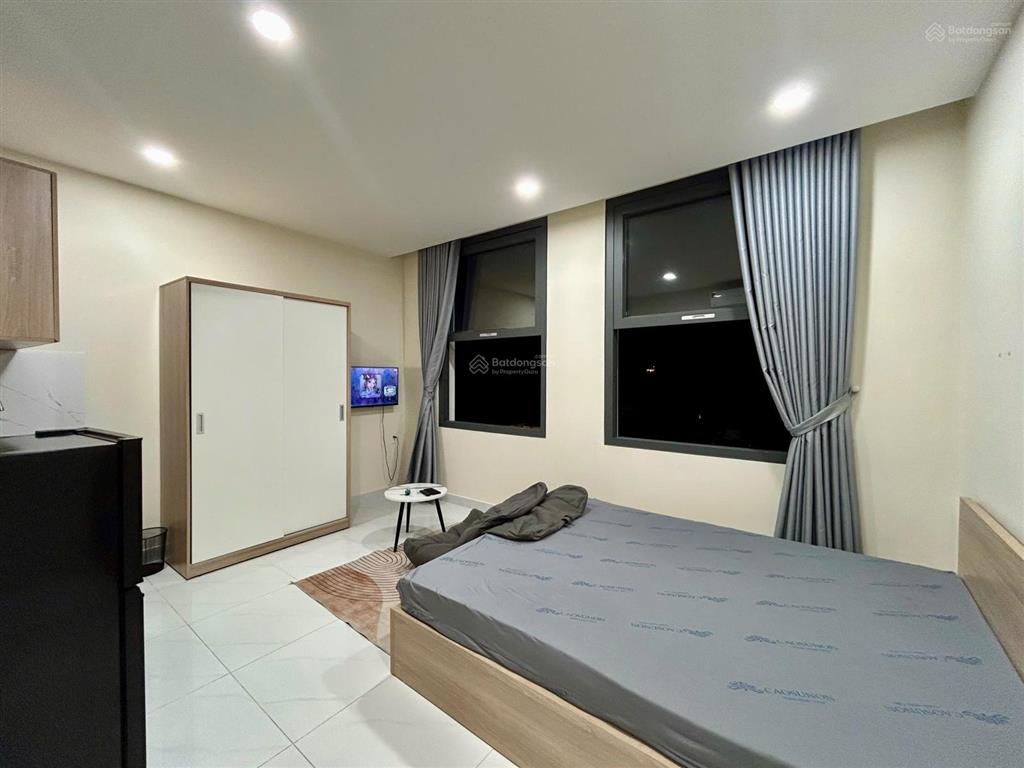 Cho thuê căn hộ studio cửa sổ thoáng, thang máy hầm xe, ngay gần khu chợ bà chiểu