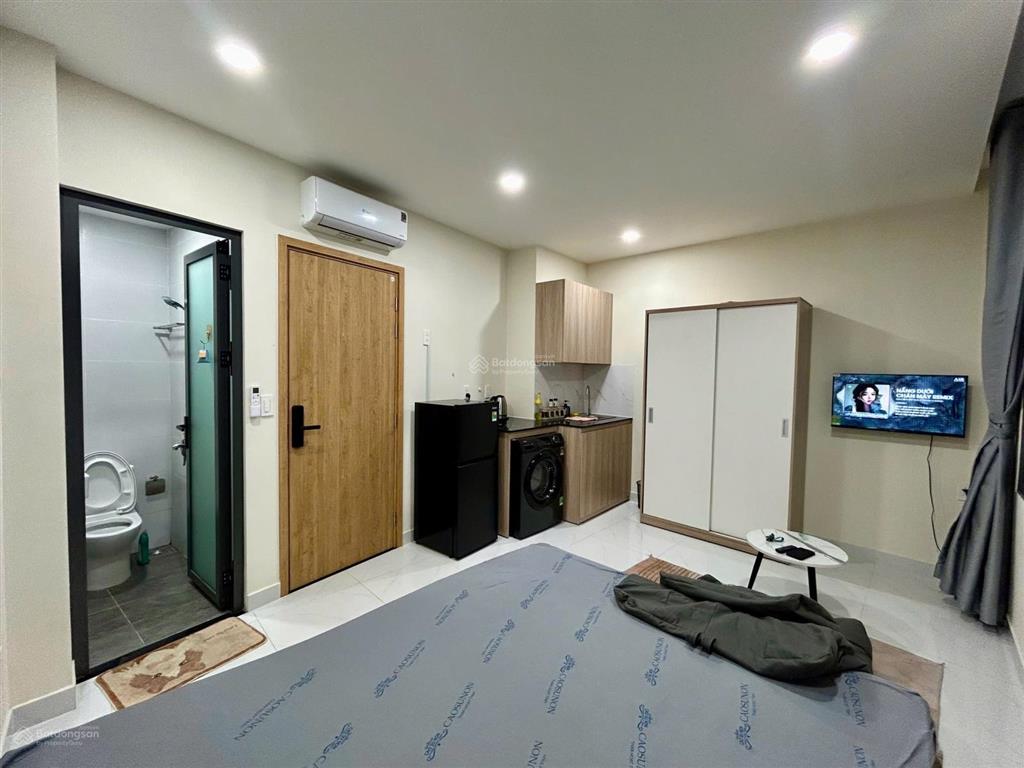 Cho thuê căn hộ studio cửa sổ thoáng, thang máy hầm xe, ngay gần khu chợ bà chiểu