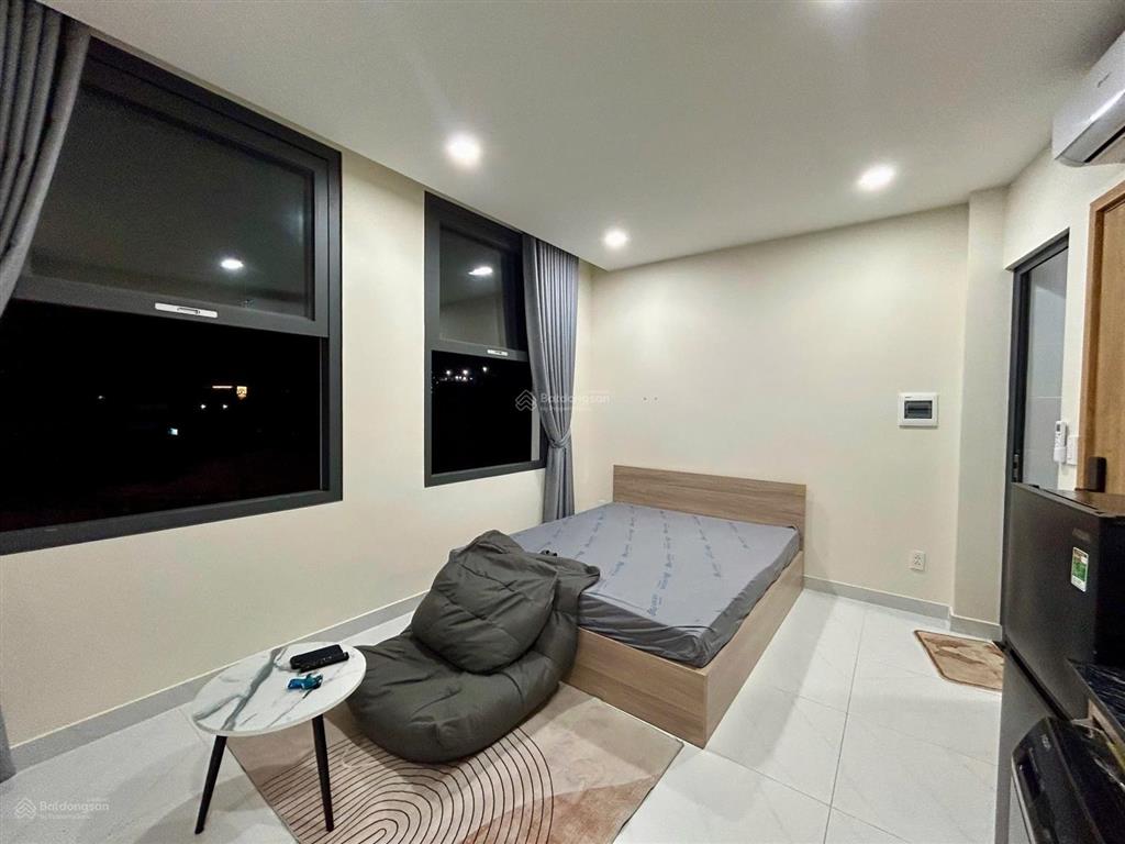 Cho thuê căn hộ studio cửa sổ thoáng, thang máy hầm xe, ngay gần khu chợ bà chiểu