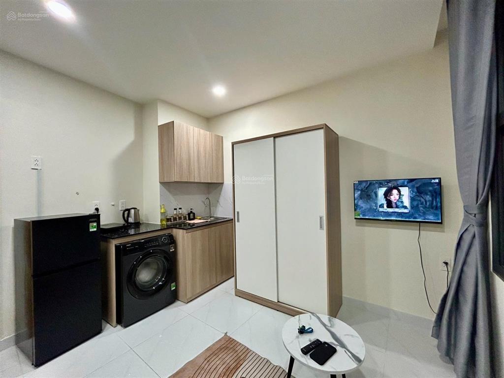 Cho thuê căn hộ studio cửa sổ thoáng, thang máy hầm xe, ngay gần khu chợ bà chiểu