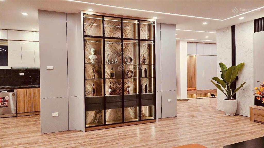 Bán chung cư cao cấp n04 hoàng đạo thuý, dt 134m2 tầng đẹp, nhà sửa chữa cực đẹp