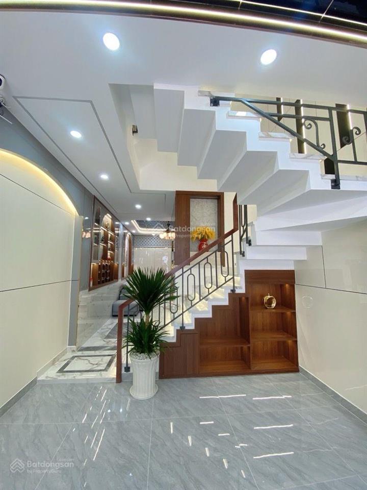 Bán nhà 3 tầng, hẻm 8m,gần lạc long quân, tân bình,diện tích 40 m2,giá hơn 5 tỷ