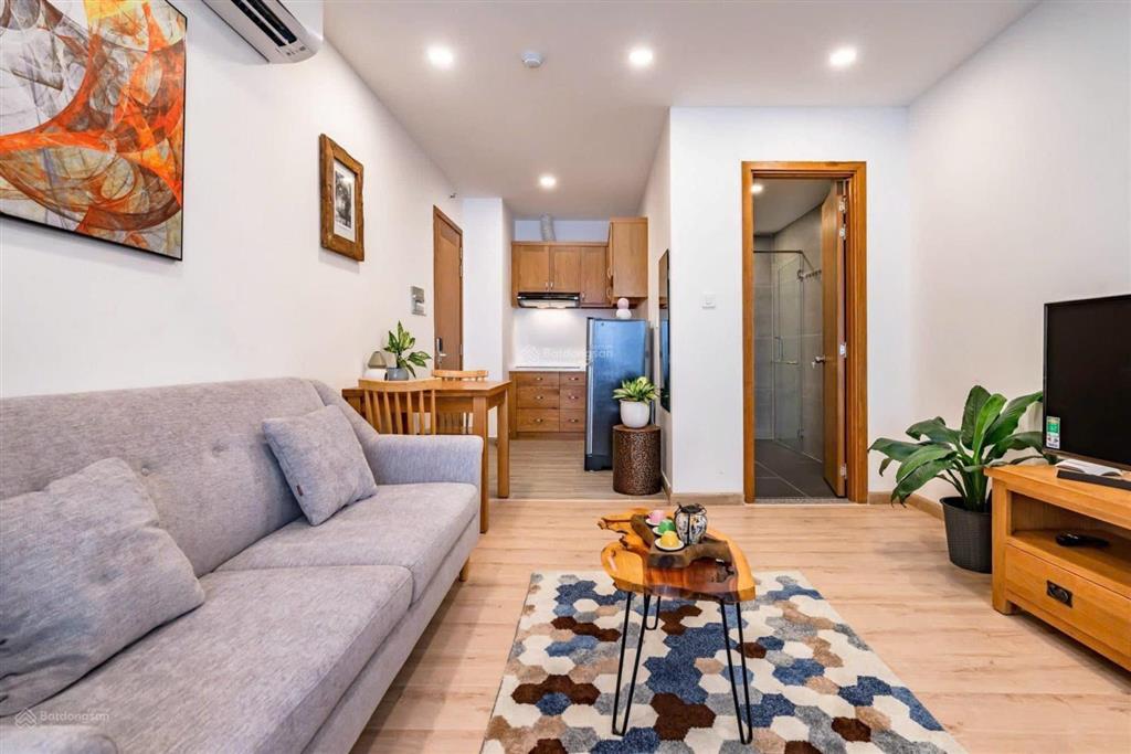Cho thuê căn hộ 1 phòng ngủ ban công mới 100% ngay tại quận 3, full nội thất mới rộng 45m²