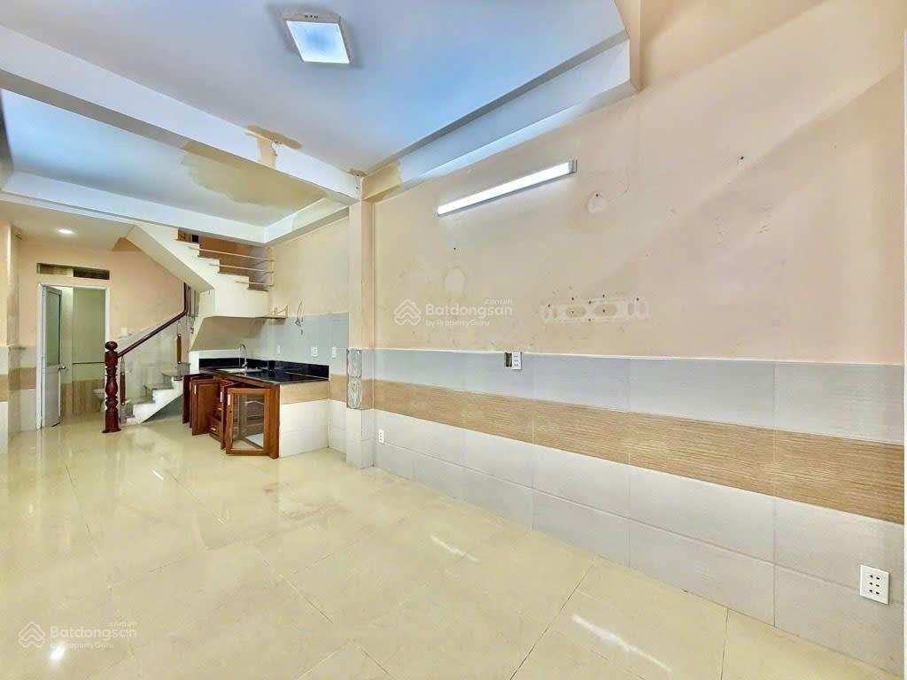 Nguyễn văn trỗi  phan đình phùng  trường sa cách quận 1 một cây cầu  4 tầng 33m2 chỉ 5.x tỉ