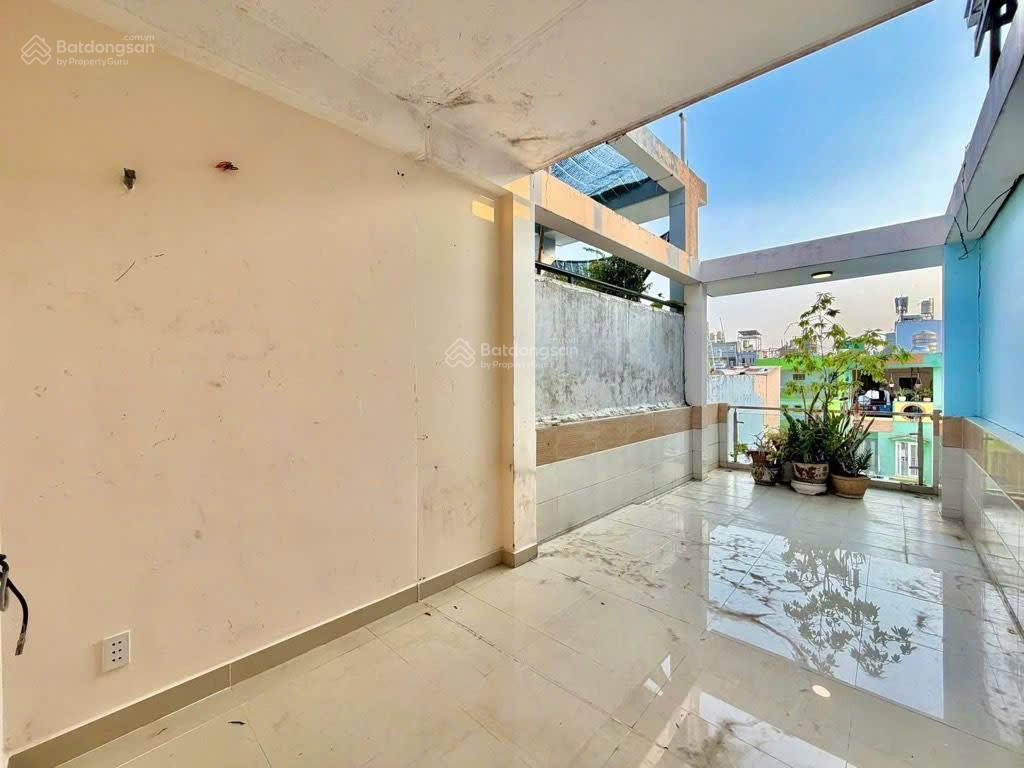 Nguyễn văn trỗi  phan đình phùng  trường sa cách quận 1 một cây cầu  4 tầng 33m2 chỉ 5.x tỉ