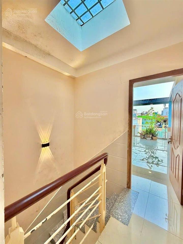 Nguyễn văn trỗi  phan đình phùng  trường sa cách quận 1 một cây cầu  4 tầng 33m2 chỉ 5.x tỉ