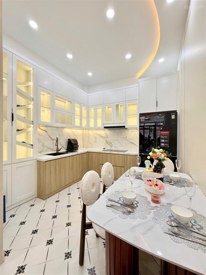 Đoàn thị điểmphan xích long, 4 tầng đẹp mới, hẻm xe hơi 6m thông,5pn, 150m2 sd, 12 tỷ hơn