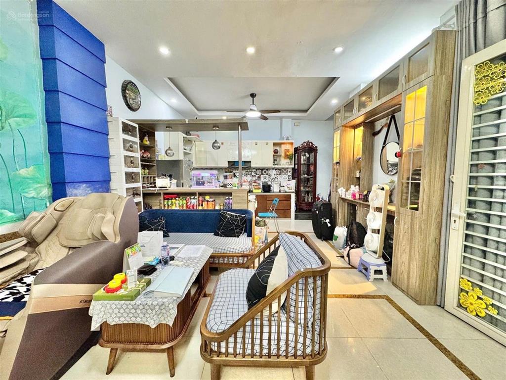 4 tầng 5pn ngang 8m xe hơi đỗ gần nhà gần ngay phan xích long vào ở ngay 8,x tỷ