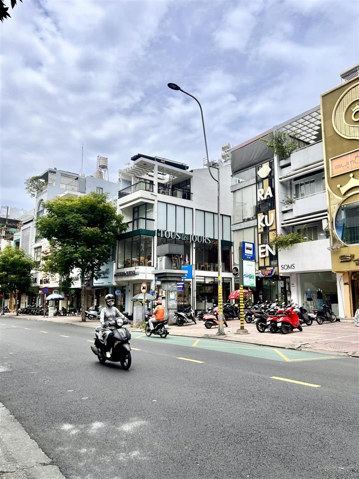 4 tầng, 44m², 4pn, lô góc thoáng, hẻm xe hơi ngay phố thời trang lê văn sỹ, 10,05 tỷ