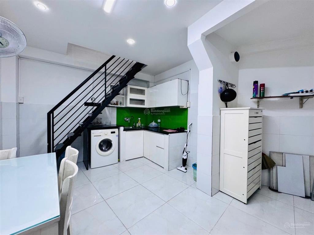 3 tầng, ngang 4m, 20m², gần mặt tiền huỳnh văn bánh, mới ở ngay, 4,38 tỷ