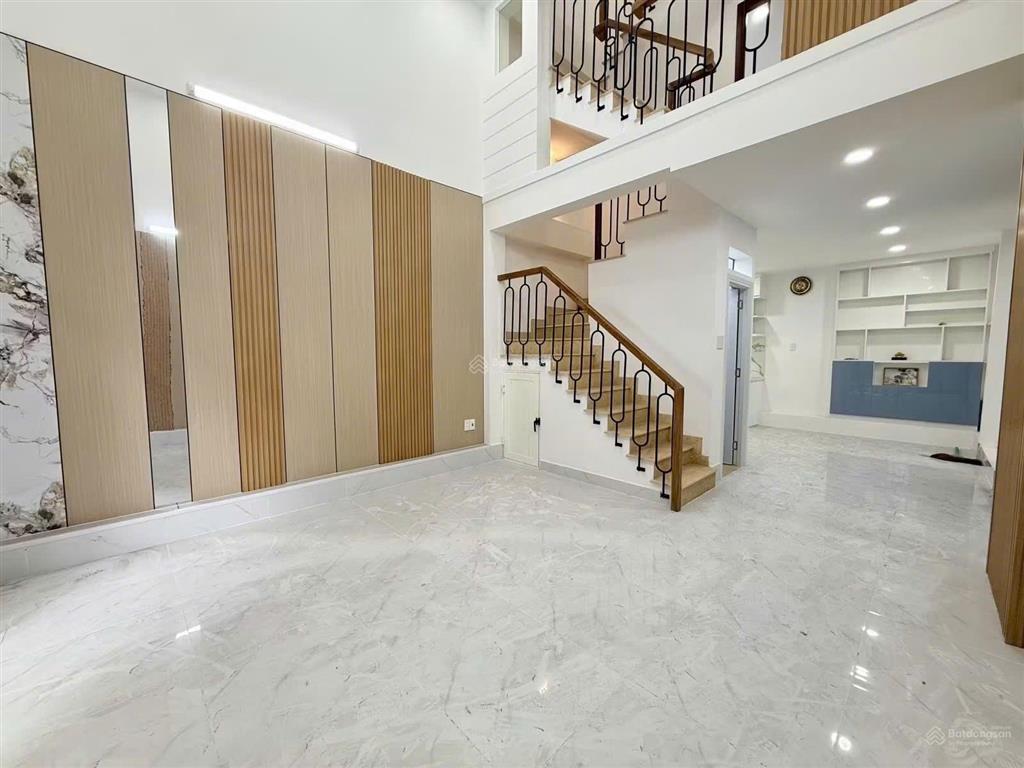 Giảm còn 8,35 tỷ, 3 tầng, 3pn, mới đẹp, 45m2, ngang 4,4m, gần hẻm xe hơi lê văn sỹ