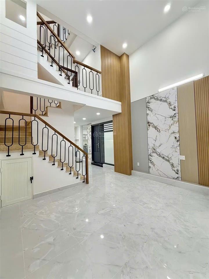 Giảm còn 8,35 tỷ, 3 tầng, 3pn, mới đẹp, 45m2, ngang 4,4m, gần hẻm xe hơi lê văn sỹ