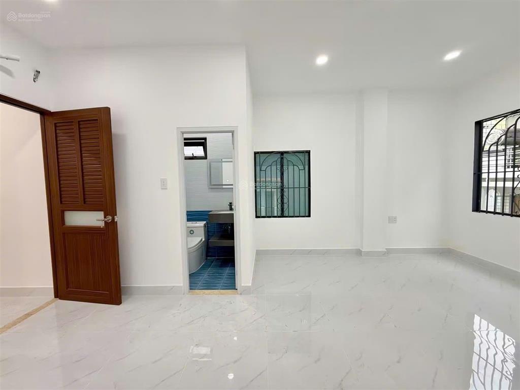Giảm còn 8,35 tỷ, 3 tầng, 3pn, mới đẹp, 45m2, ngang 4,4m, gần hẻm xe hơi lê văn sỹ