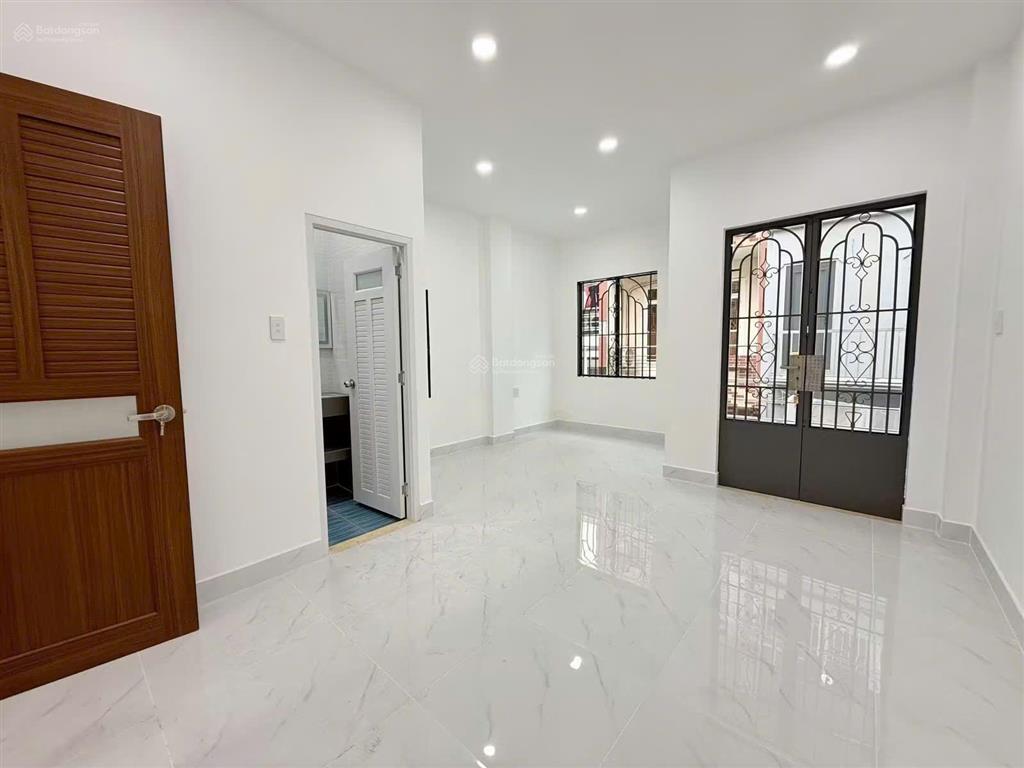Giảm còn 8,35 tỷ, 3 tầng, 3pn, mới đẹp, 45m2, ngang 4,4m, gần hẻm xe hơi lê văn sỹ