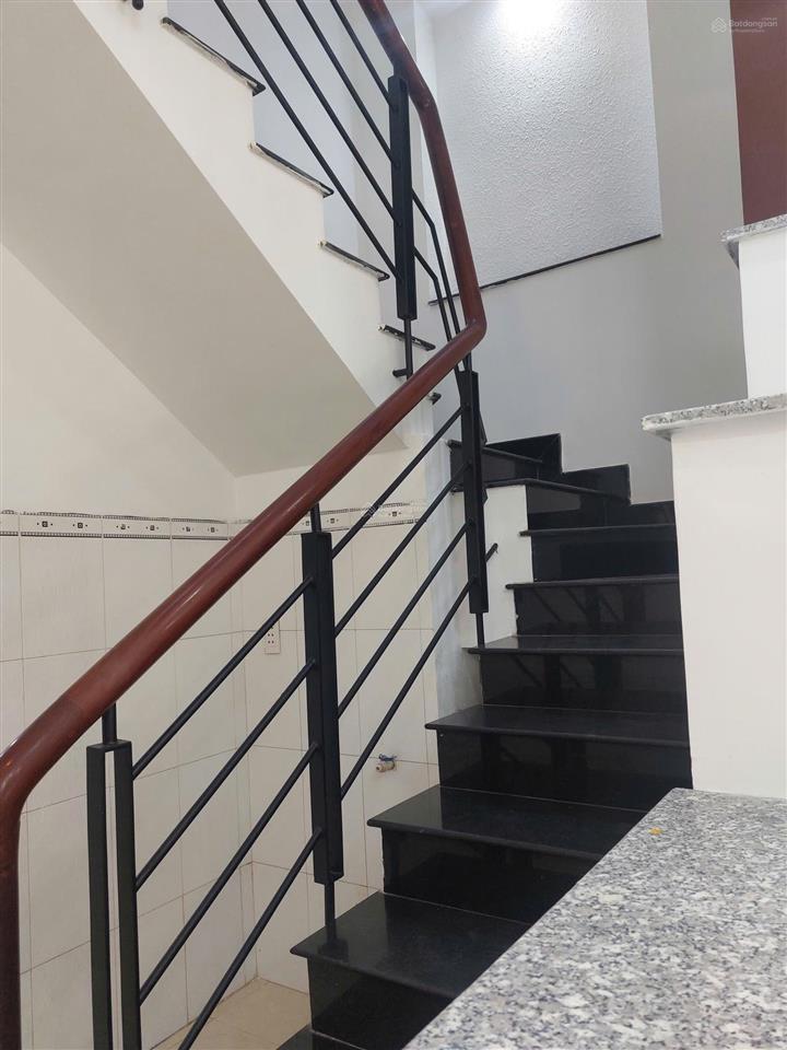 Lạc long quân hxh 5m, 4.2 x 13m  3 tầng 4 phòng ngủ 3wc chủ gấp bán giảm sâu từ 8,1 tỷ còn 7,89 tỷ
