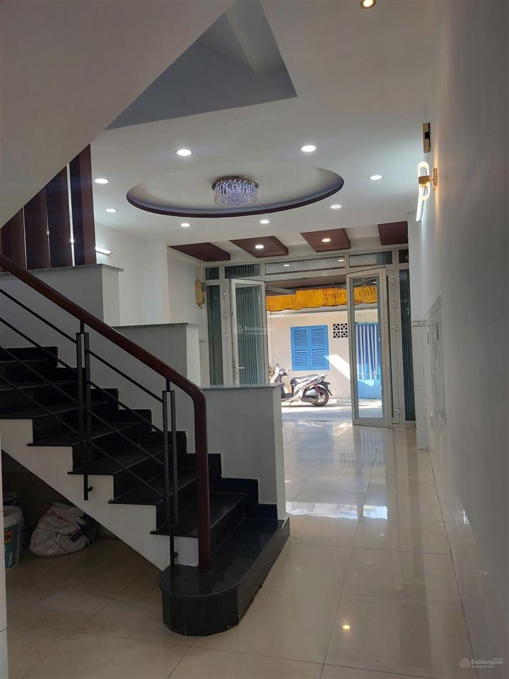 Lạc long quân hxh 5m, 4.2 x 13m  3 tầng 4 phòng ngủ 3wc chủ gấp bán giảm sâu từ 8,1 tỷ còn 7,89 tỷ