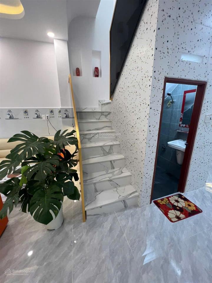 Bán gấp nhà sát mt bà hom, dt 4x11m, 2 tầng 2 pn 2 wc, cách 10m ra hxh