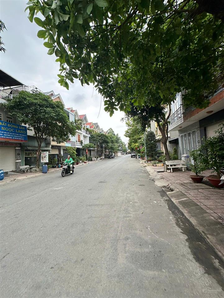 7 tỷ 700 nhà mặt tiền kinh doanh đường số 1 khu toa xe lửa. ngay vincom. 3 tầng. dt 76m2. tp dĩ an