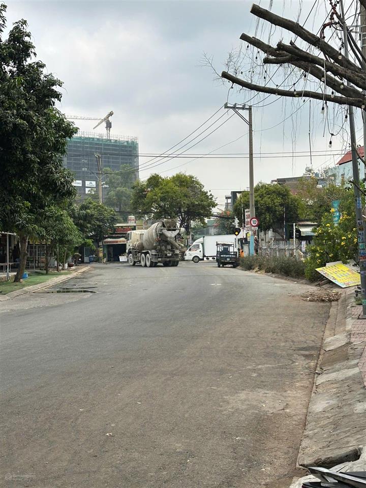 7 tỷ 700 nhà mặt tiền kinh doanh đường số 1 khu toa xe lửa. ngay vincom. 3 tầng. dt 76m2. tp dĩ an