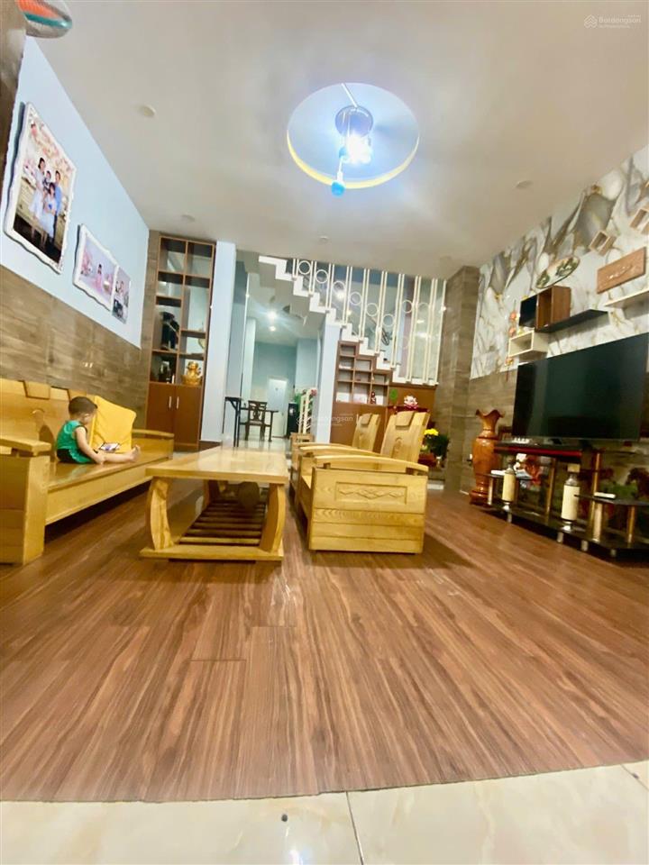 4tỷ190 nhà 3 tầng ngay chợ đoàn thị kia dĩ an. hẻm xe hơi đậu cửa. không có căn thứ 2