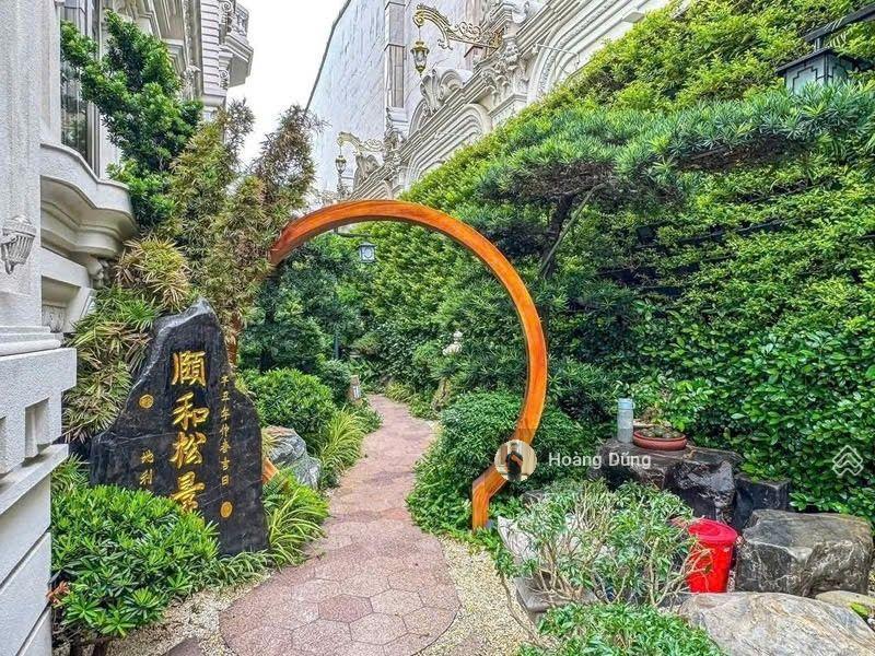 Bán biệt thự mặt tiền quận 6  dt sàn 3500m2  tặng full nội thất dát vàng  6 tầng  giá 300 tỷ tl