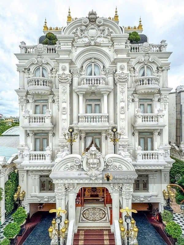 Bán biệt thự mặt tiền quận 6  dt sàn 3500m2  tặng full nội thất dát vàng  6 tầng  giá 300 tỷ tl