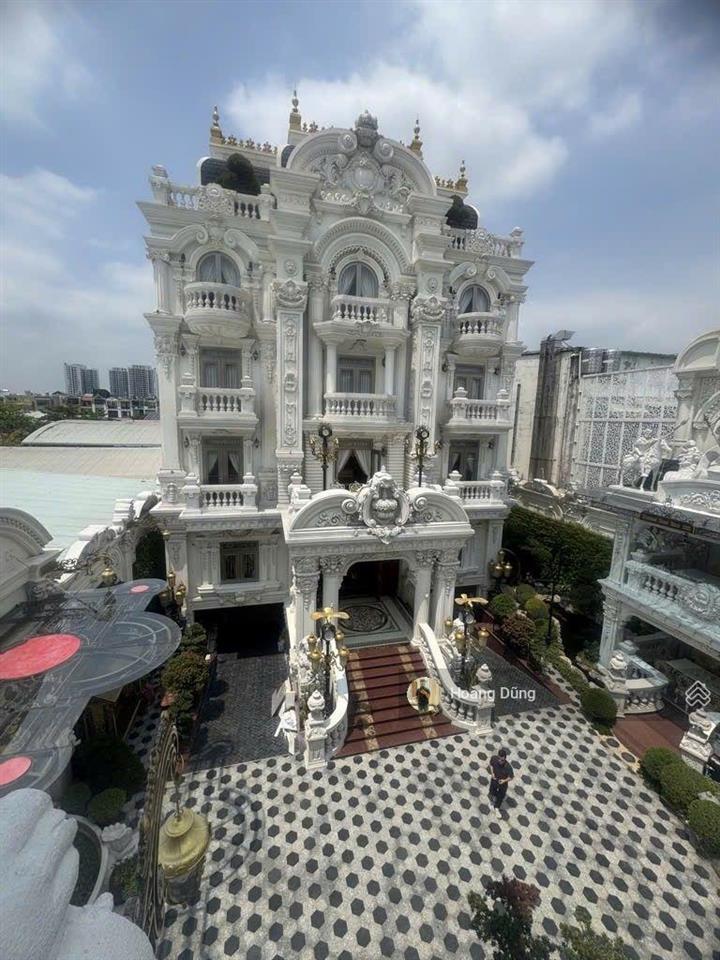 Bán biệt thự mặt tiền quận 6  dt sàn 3500m2  tặng full nội thất dát vàng  6 tầng  giá 300 tỷ tl