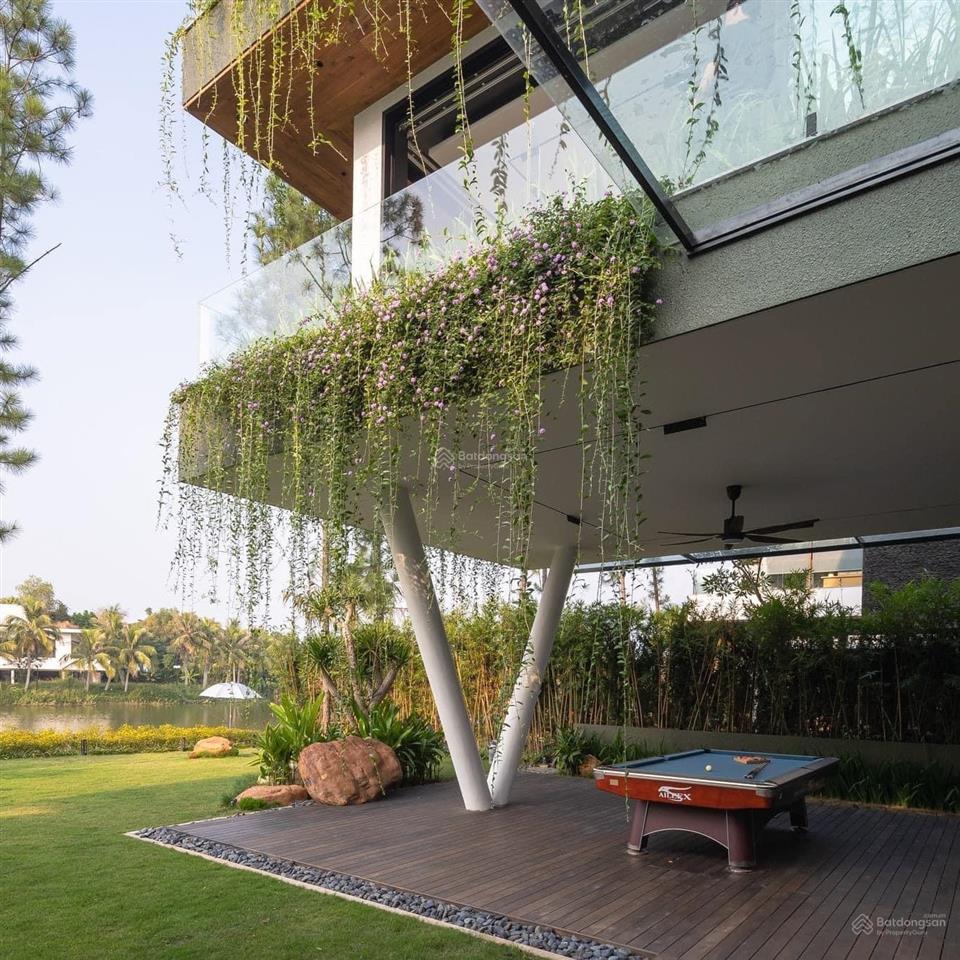 Cần bán biệt thự 800m2 thiết kế 5pn nội thất hiện đại view hồ( đất sát mép nước)