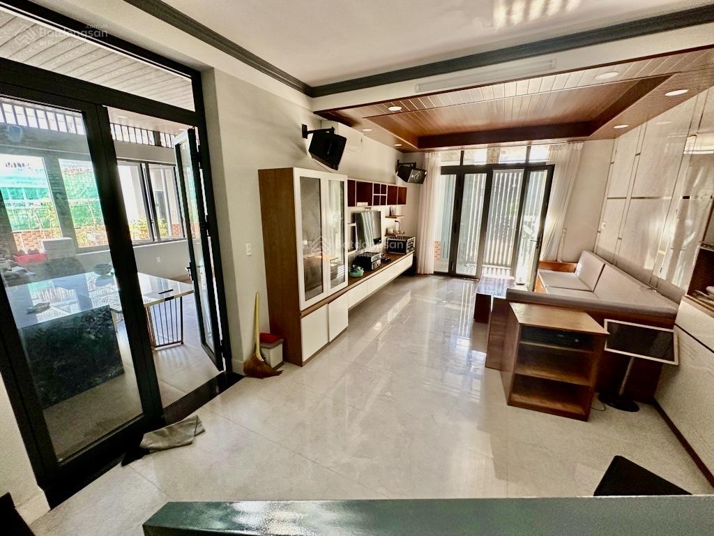 Bán nhà quận 7, thoáng mát, không gian mở, 115m2 chỉ 8 tỷ mốt