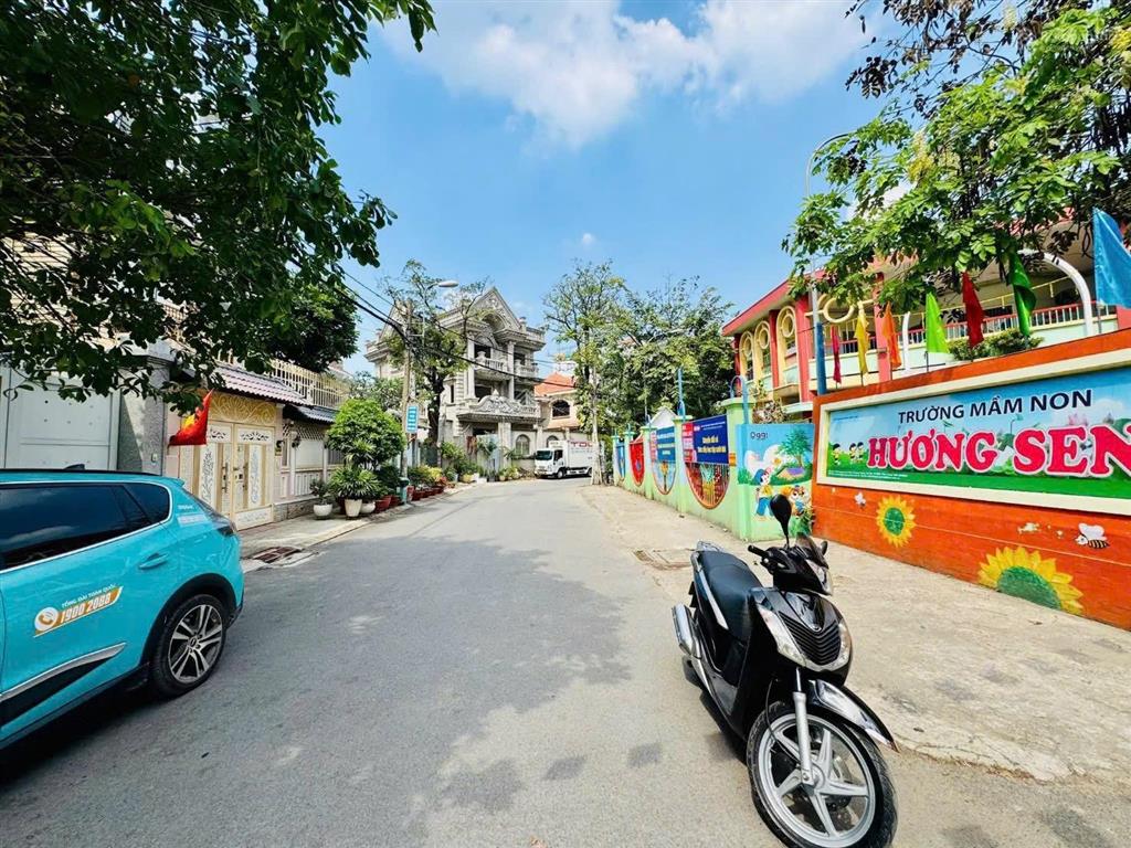 Giảm 600tr còn 9,9 tỷ tl khu vip công viên làng hoa  lê văn thọ, p.9