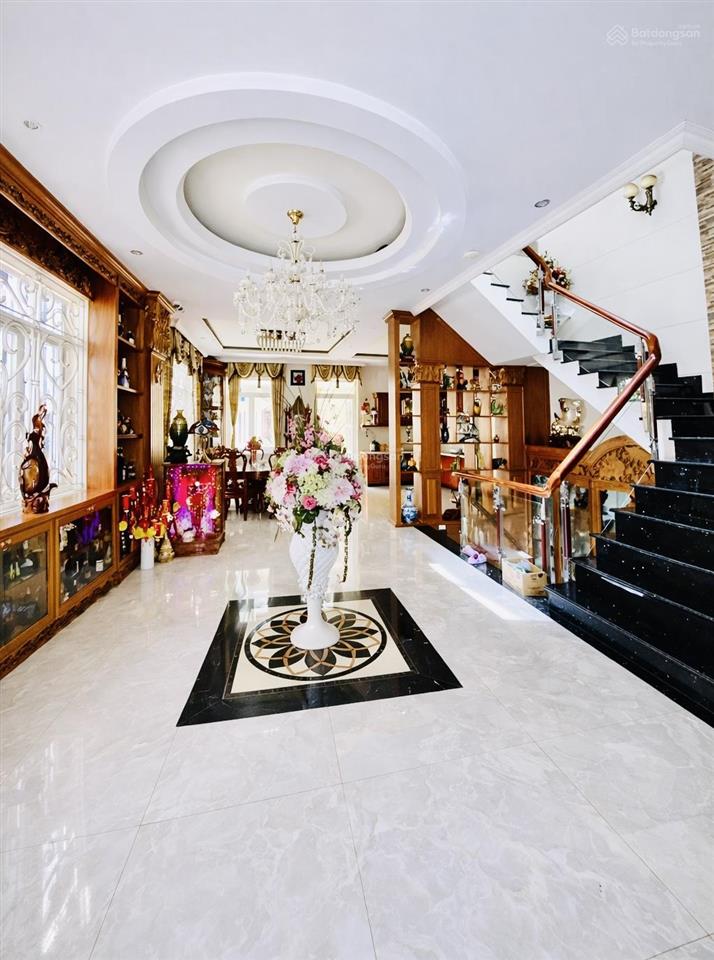 Bán biệt thự khu tên lửa  ngay đường số 7  4 tầng (có hầm)  10x20m  7pn  nội thất cao cấp