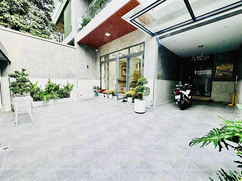 Bán biệt thự sân vườn  tên lửa  4 tầng  8x20m  thang máy nhập ý  nội thất đẳng cấp  giá tốt