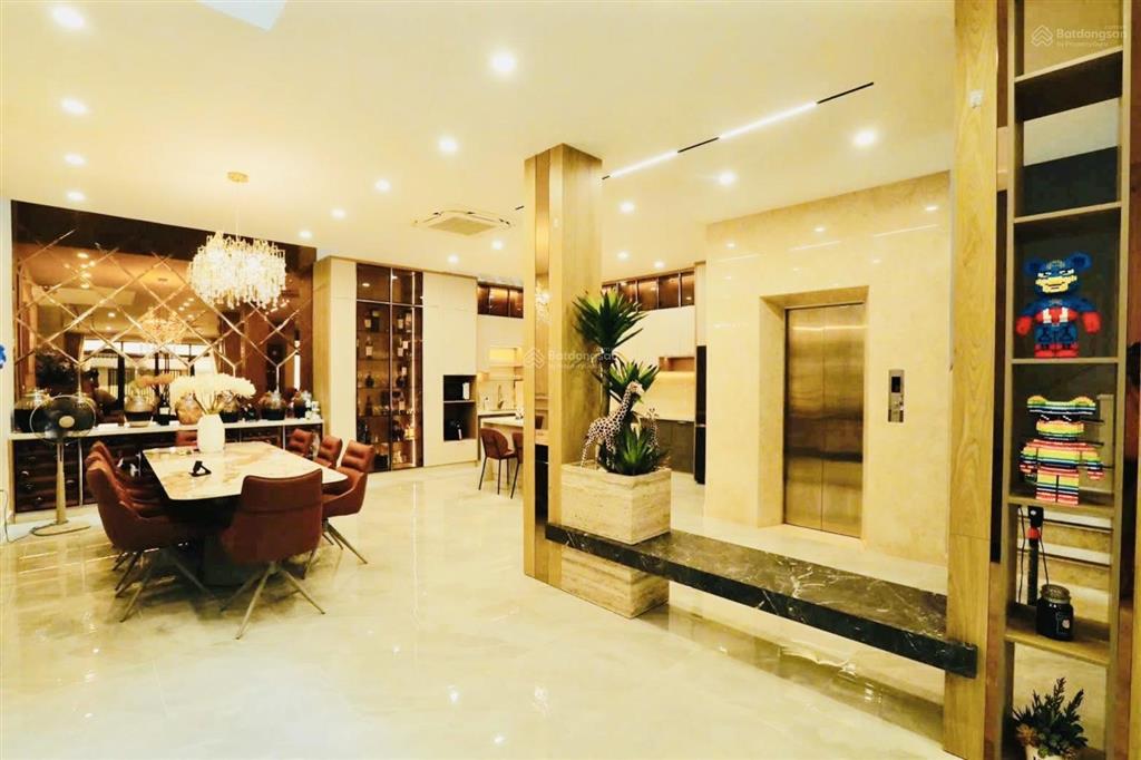 Bán biệt thự sân vườn  tên lửa  4 tầng  8x20m  thang máy nhập ý  nội thất đẳng cấp  giá tốt