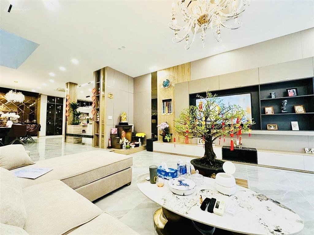 Bán biệt thự sân vườn  tên lửa  4 tầng  8x20m  thang máy nhập ý  nội thất đẳng cấp  giá tốt