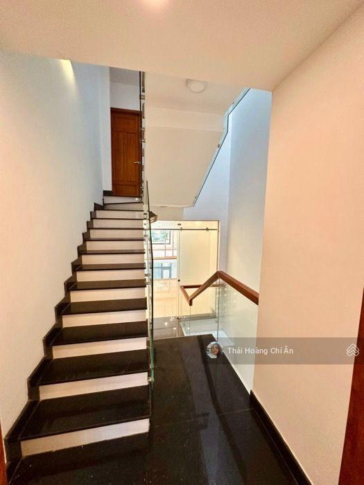 Khu vip phú nhuận  hxh 7 chỗ  ngay ngã tư nguyễn trọng tuyển nguyễn văn trỗi  dt 53m2 4 tầng