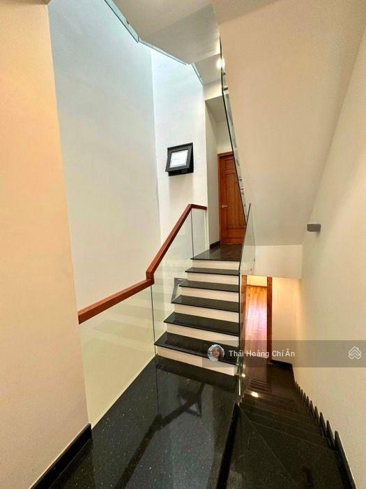 Khu vip phú nhuận  hxh 7 chỗ  ngay ngã tư nguyễn trọng tuyển nguyễn văn trỗi  dt 53m2 4 tầng