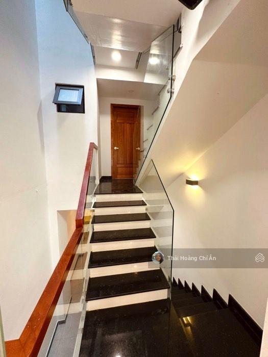 Khu vip phú nhuận  hxh 7 chỗ  ngay ngã tư nguyễn trọng tuyển nguyễn văn trỗi  dt 53m2 4 tầng