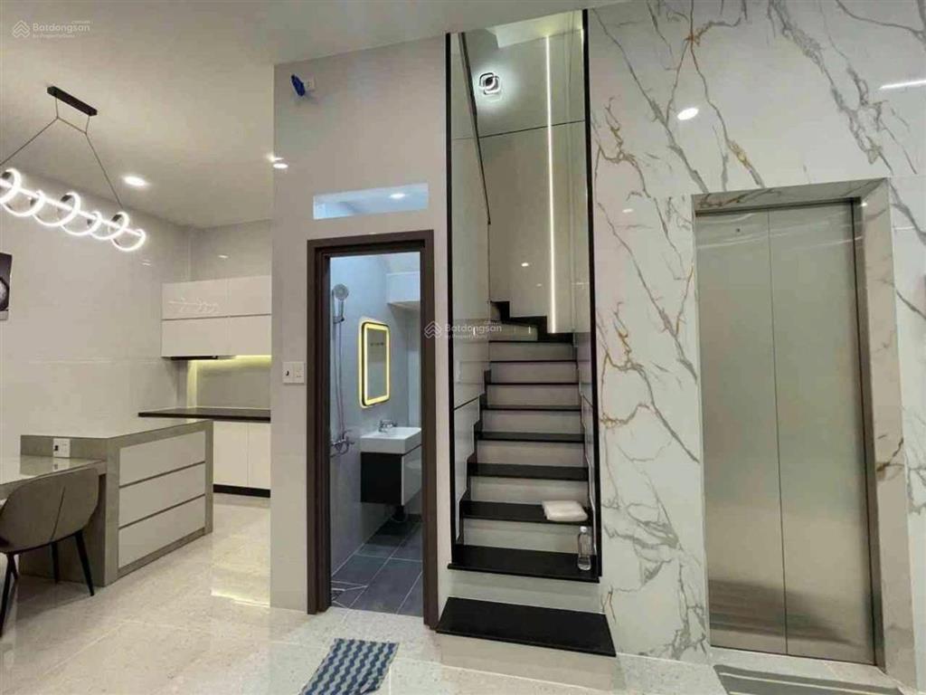 Bán nhà đường âu cơ giáp quận 10  quận 11, 48m, thang máy, full nội thất, giá 8.2 tỷ