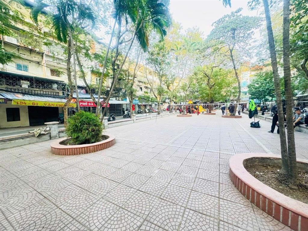 Bán nhà tập thể văn chương, đống đa, 2 pn, 2 thoáng, view hồ điều hòa & sân chơi, ô tô đỗ cầu thang