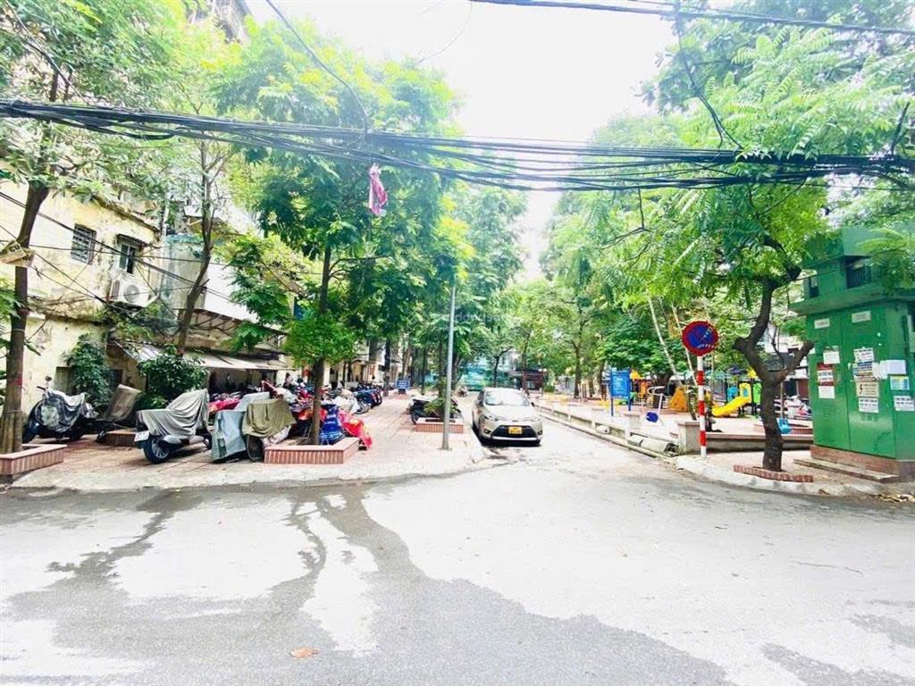 Bán nhà tập thể văn chương, đống đa, 2 pn, 2 thoáng, view hồ điều hòa & sân chơi, ô tô đỗ cầu thang