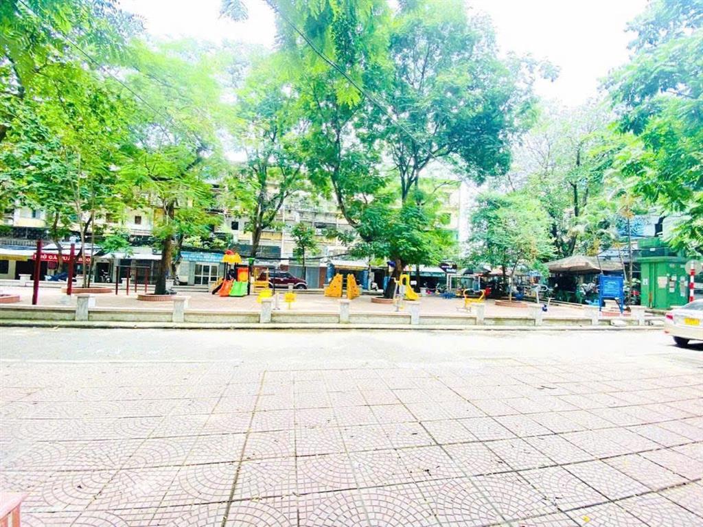 Bán nhà tập thể văn chương, đống đa, 2 pn, 2 thoáng, view hồ điều hòa & sân chơi, ô tô đỗ cầu thang